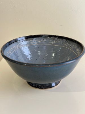 Medium fruit serving bowl with mountain carving