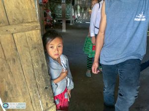 Saving Children in War-torn Countries - Cứu đời trẻ em trong các quốc gia chiến tranh