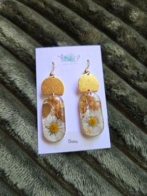 Oval Capsule Drop Daisy Earrings