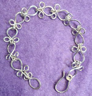 Lucky Hammered Links Bracelet: resilience and unity