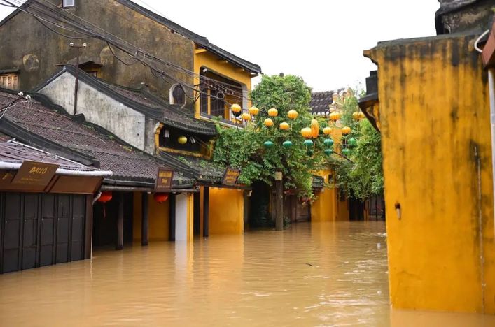 Eliza Beatrice supporting Blue Dragon